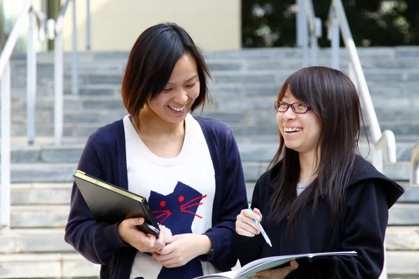 Les étudiants asiatiques étudient et discutent à l'université — Photo