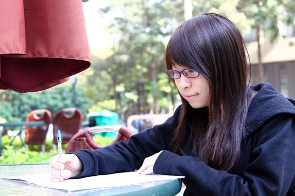 Азіатські дівчата, які навчаються в університеті — стокове фото