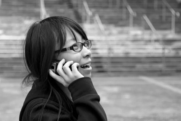 Ασιατική γυναίκα χρησιμοποιώντας το κινητό τηλέφωνο και να μιλάμε — Φωτογραφία Αρχείου