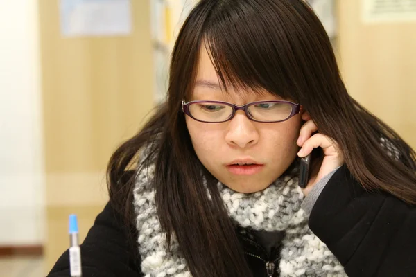 Mulher asiática usando telefone celular e conversando — Fotografia de Stock