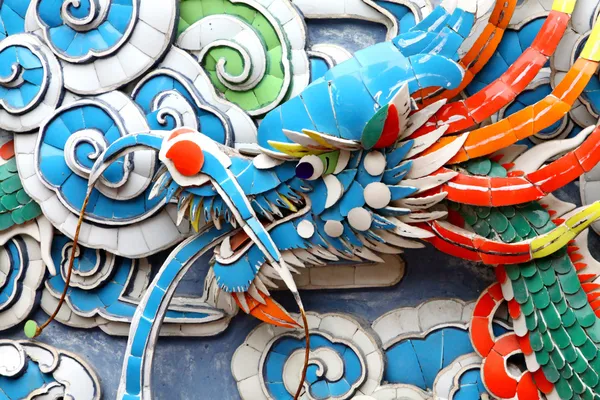 Esculturas de dragão coloridas na parede — Fotografia de Stock