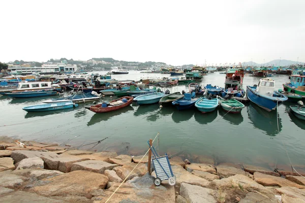 Cheung Chau vista mar em Hong Kong, com barcos de pesca como backgro — Fotografia de Stock