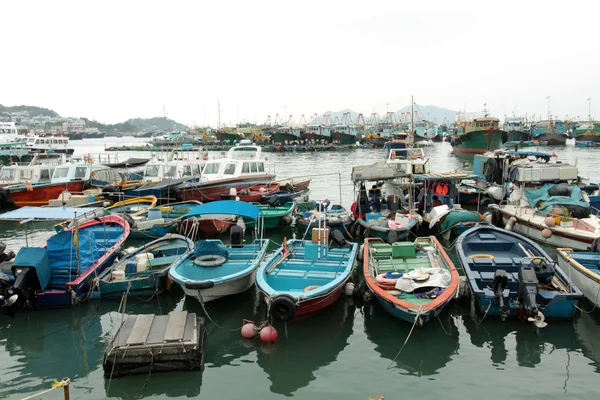 Cheung Chau vista mare a Hong Kong, con barche da pesca come backgro — Foto Stock