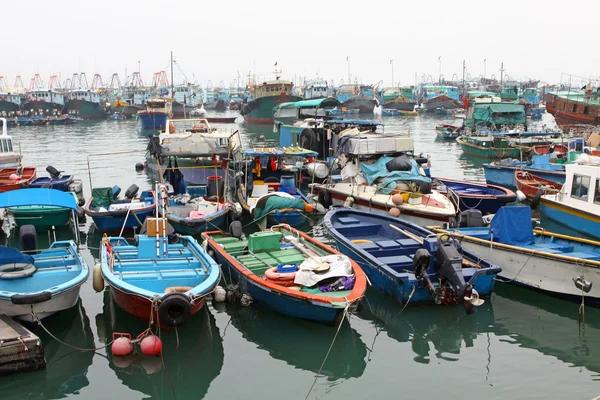 Cheung Chau vista al mar en Hong Kong, con barcos de pesca como backgro —  Fotos de Stock
