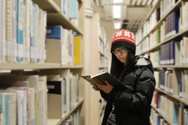 Asiatisk kvinna studera i biblioteket — Stockfoto