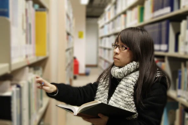 Asijské univerzitní student v knihovně — Stock fotografie