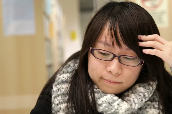 Mulher asiática pensando e estudando — Fotografia de Stock