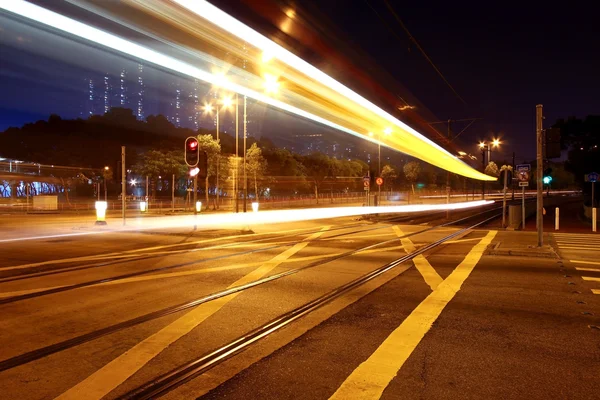 Colorido tren ligero por la noche en la ciudad — Foto de Stock