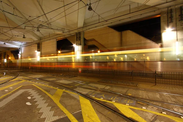 Tren ligero en Hong Kong por la noche — Foto de Stock