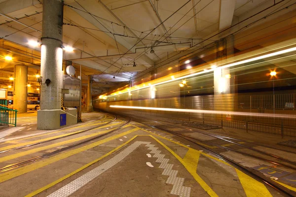 Tren ligero en Hong Kong por la noche —  Fotos de Stock