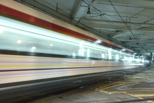 Tren ligero en Hong Kong por la noche — Foto de Stock