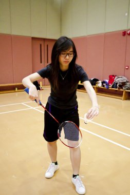 Asyalı kadın badminton oynarken