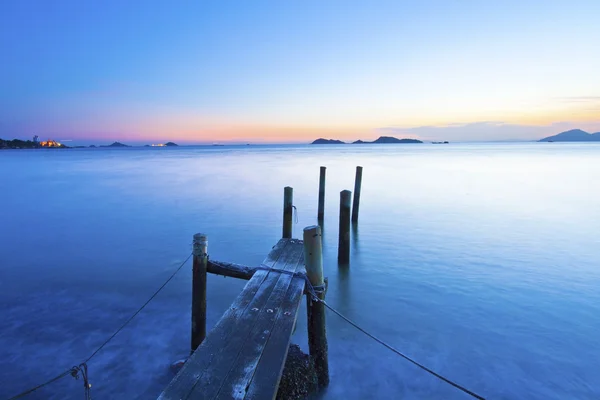木製の桟橋沿いの日没 — ストック写真