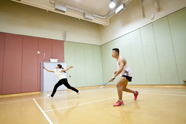 Asiatiska vänner spelar badminton — Stockfoto