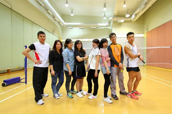 Amis asiatiques jouant au badminton — Photo