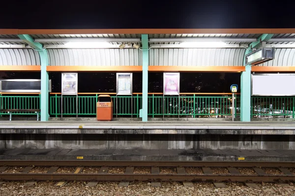 Tågstationen i hong kong på natten — Stockfoto