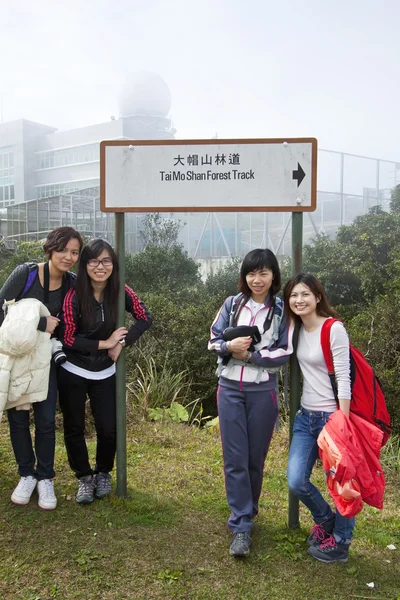 Chinese woman friends hiking — Stock Photo, Image
