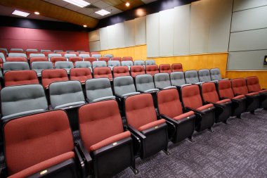 renkli sandalyeler Üniversitesi'nde konferans salonu
