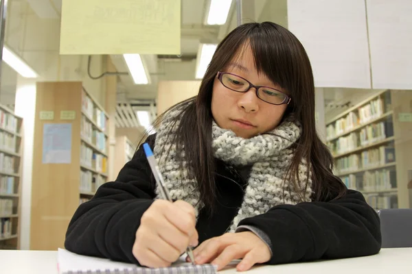 Asiatico donna studiare difficile in un università — Foto Stock