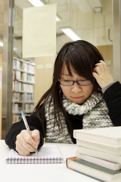 Asijské univerzitní student v knihovně — Stock fotografie