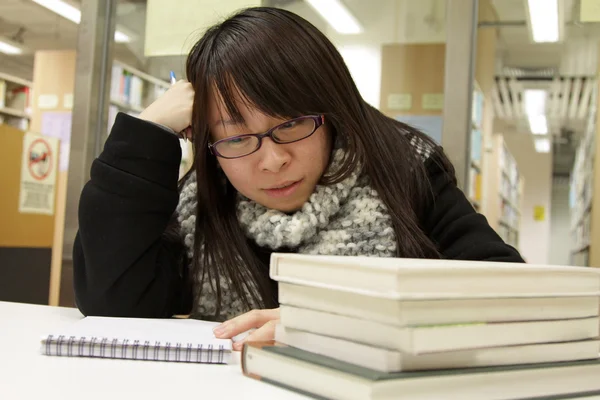 Asiatique étudiant universitaire en bibliothèque — Photo
