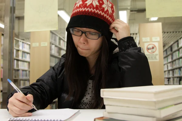 図書館で勉強してアジアの女性 — ストック写真