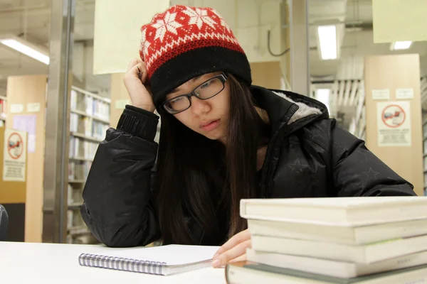 Mujer asiática estudiando en biblioteca —  Fotos de Stock