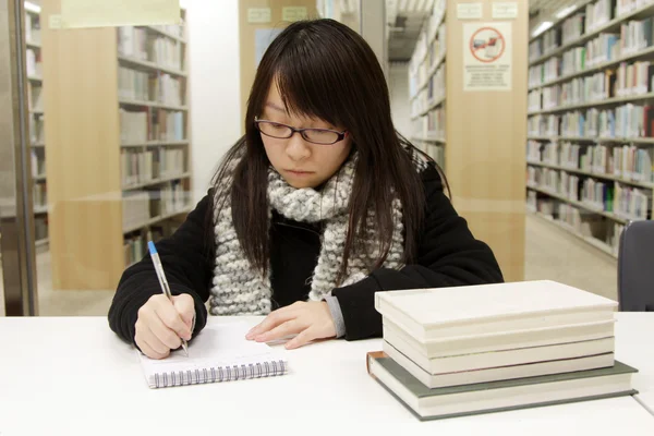 Asiatique femme étudiant dans bibliothèque — Photo