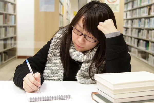 Aziatisch meisje studeren in Universiteit — Stockfoto