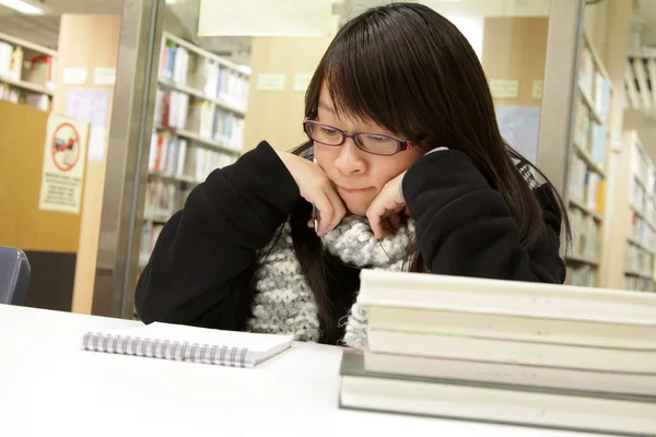 Asijské žena studium v knihovně — Stock fotografie