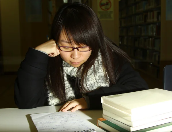 Asijská dívka studuje na univerzitě大学で勉強していたアジアの少女 — ストック写真