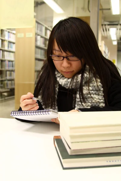 Asyalı kadın sert bir üniversitede okuyan — Stok fotoğraf