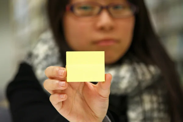 Asiatische Studentin mit gelbem Memopapier — Stockfoto