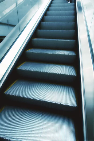 Escalera móvil en la estación de metro — Foto de Stock