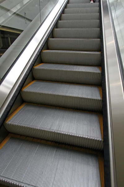 Escalera móvil en la estación de metro — Foto de Stock