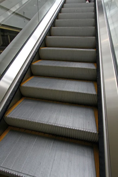 Escada rolante em movimento na estação de metrô — Fotografia de Stock