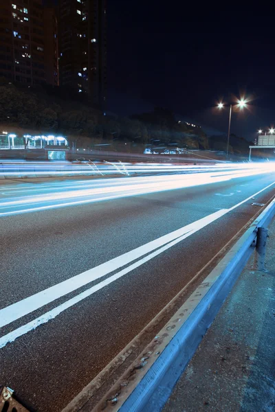 Трафик на шоссе Гонконга ночью — стоковое фото