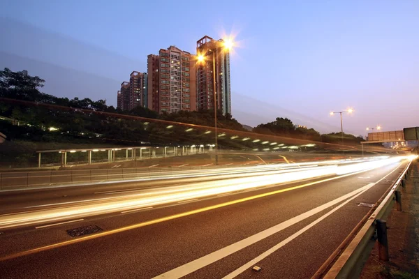 Trafik i highway i hong kong på natten — Stockfoto