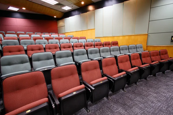 Auditorium binnen met kleurrijke stoelen in Universiteit — Stockfoto