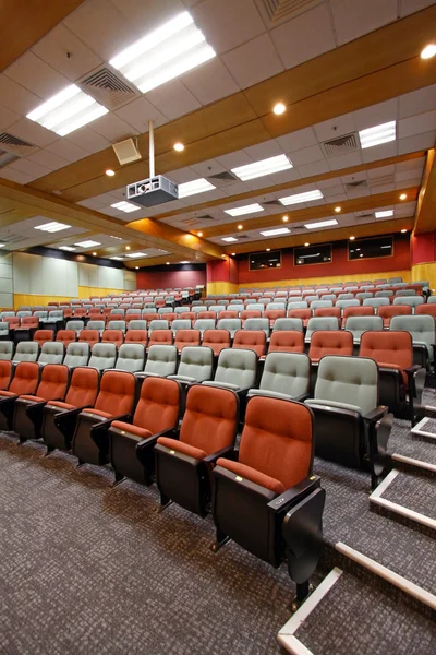 Лекционный зал с красочными кафедрами в университете — стоковое фото