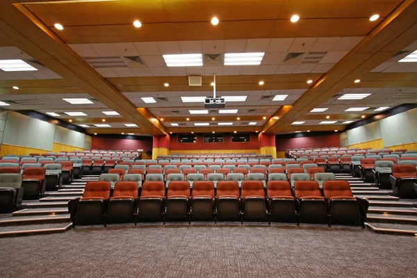 Färgglada stolar i föreläsningssalen på ett universitet — Stockfoto