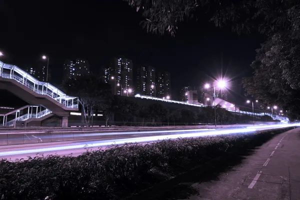 Verkeer in snelweg van hong kong's nachts — Stockfoto