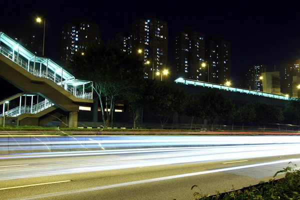 Trafic sur l'autoroute de Hong Kong la nuit — Photo