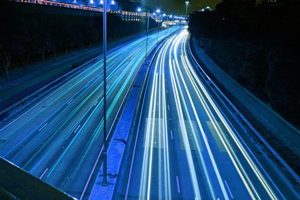 Verkeer in snelweg van hong kong's nachts — Stockfoto