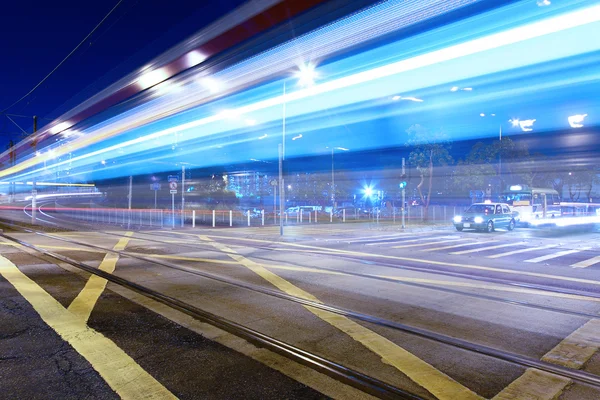 Pendeltåg, en typ av transport i hong kong på natten — Stockfoto