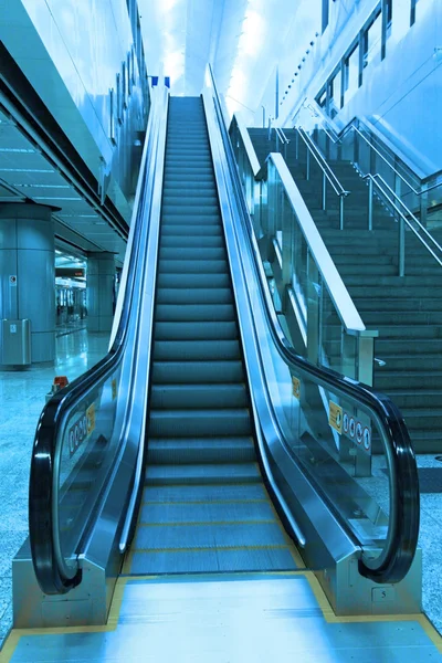 Rörliga rulltrappa i tunnelbanestation — Stockfoto
