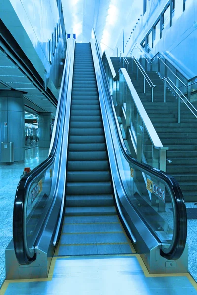 Escalera móvil en la estación de metro — Foto de Stock