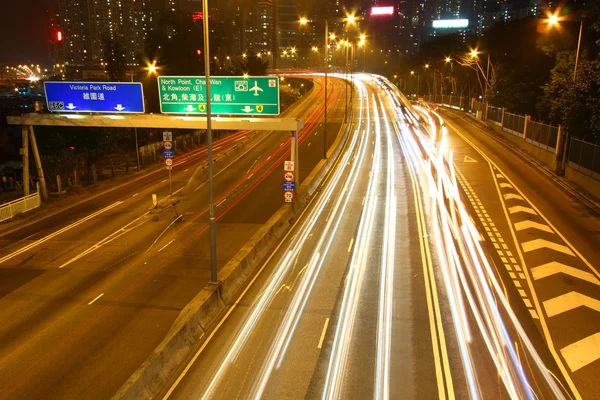 Trafic dans le centre-ville de Hong Kong la nuit — Photo