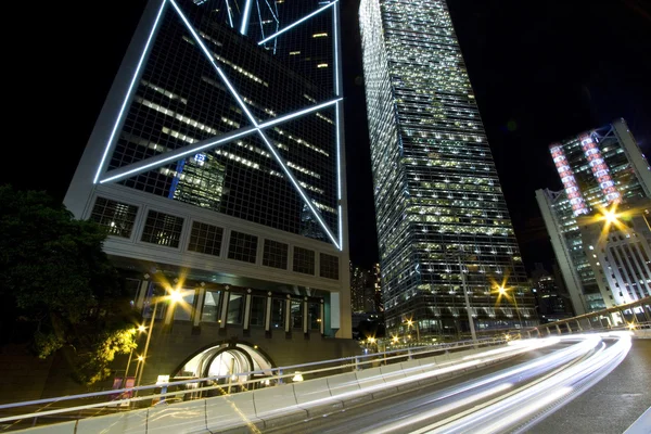 Verkehr durch die Innenstadt von Hongkong in der Nacht — Stockfoto