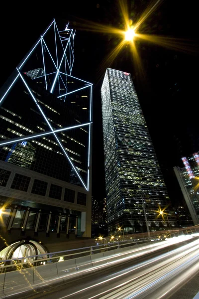 Verkehr durch die Innenstadt von Hongkong in der Nacht — Stockfoto